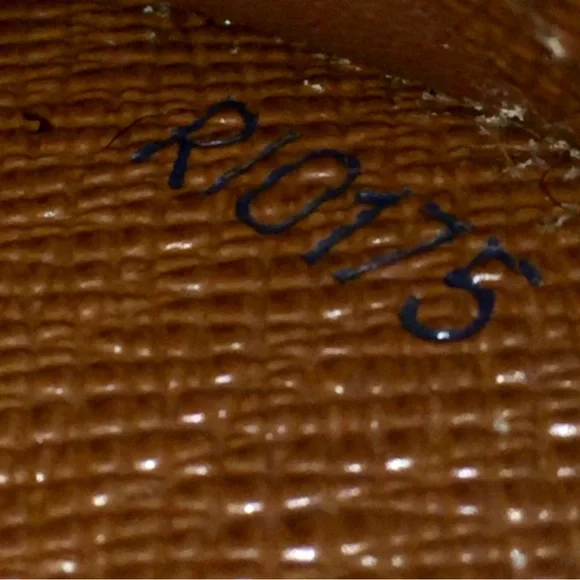 Medium Ring Agenda Cover - Picture 13 of 16